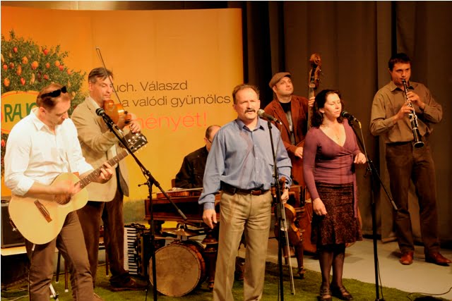 muzsikal_a_csik_zenekar